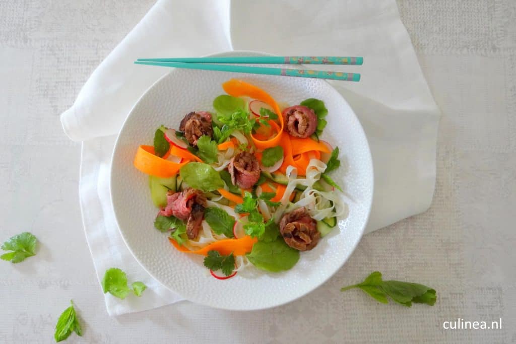 Steak en noedel salade