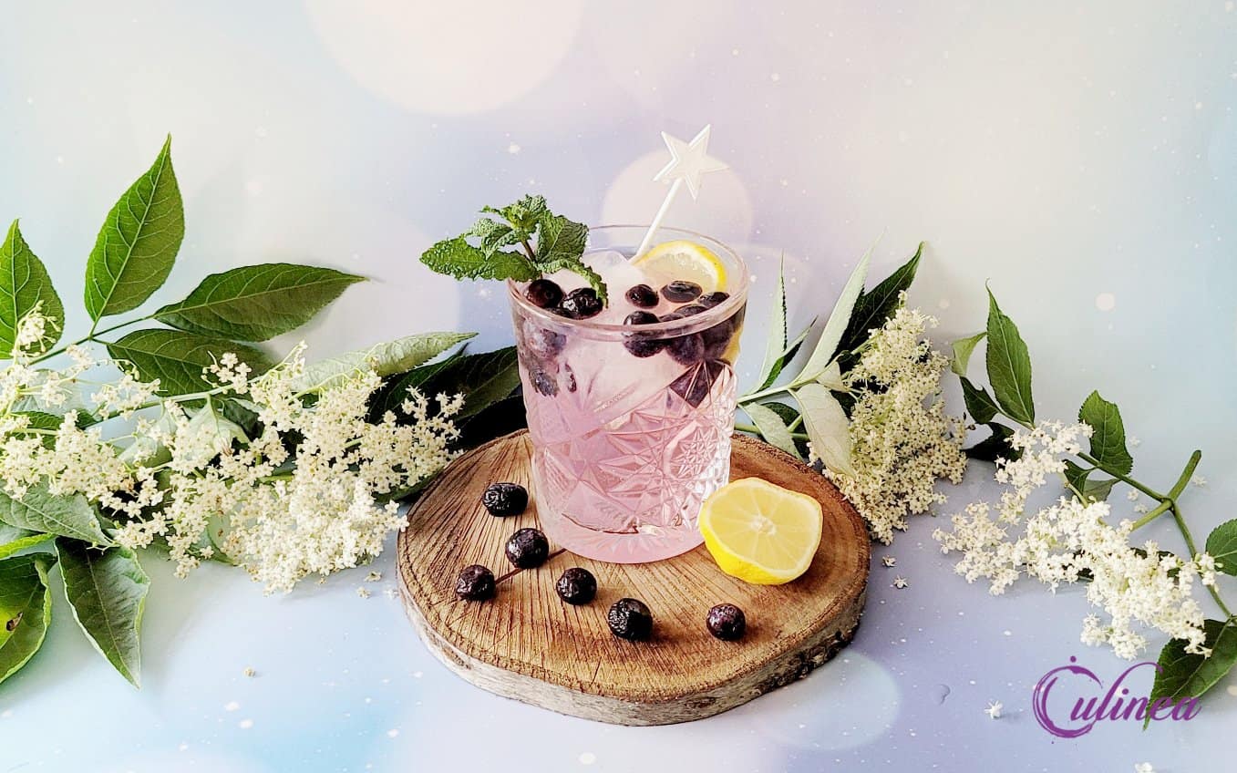 Vlierbloesem tonic mocktail met blauwe bessen