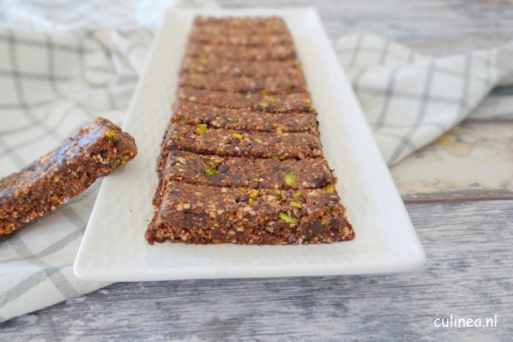 Blauwe rozijnen en cacao proteïnerepen