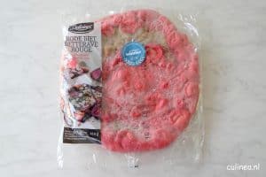 Pizza met blauwe kaas en salade