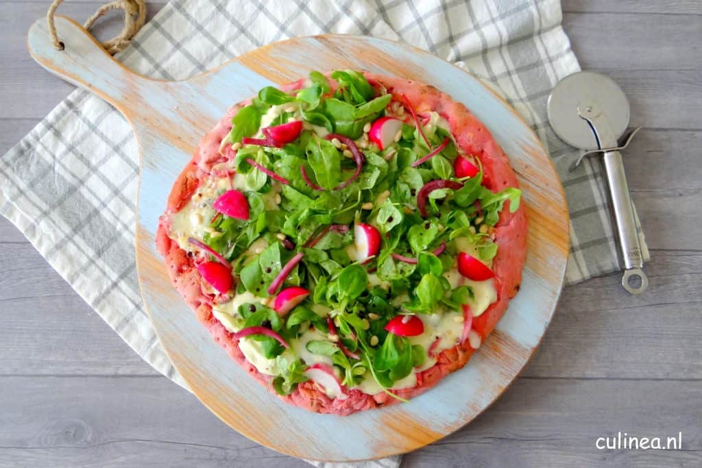 Pizza met blauwe kaas en salade