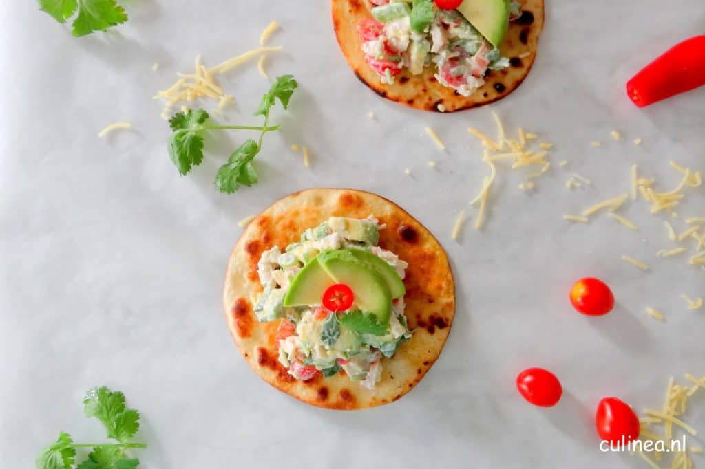 Tostada met gerookte kipsalade