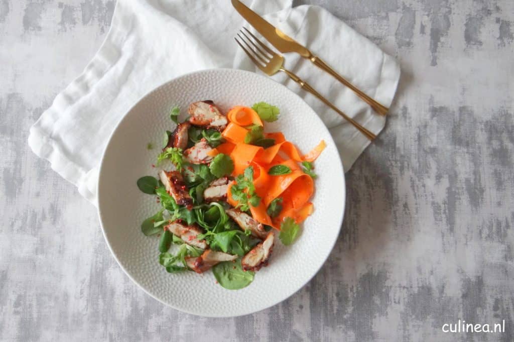 Aziatische kippendijen met wortelsalade
