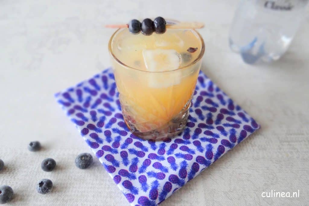 Blauwe bessen ananas mocktail
