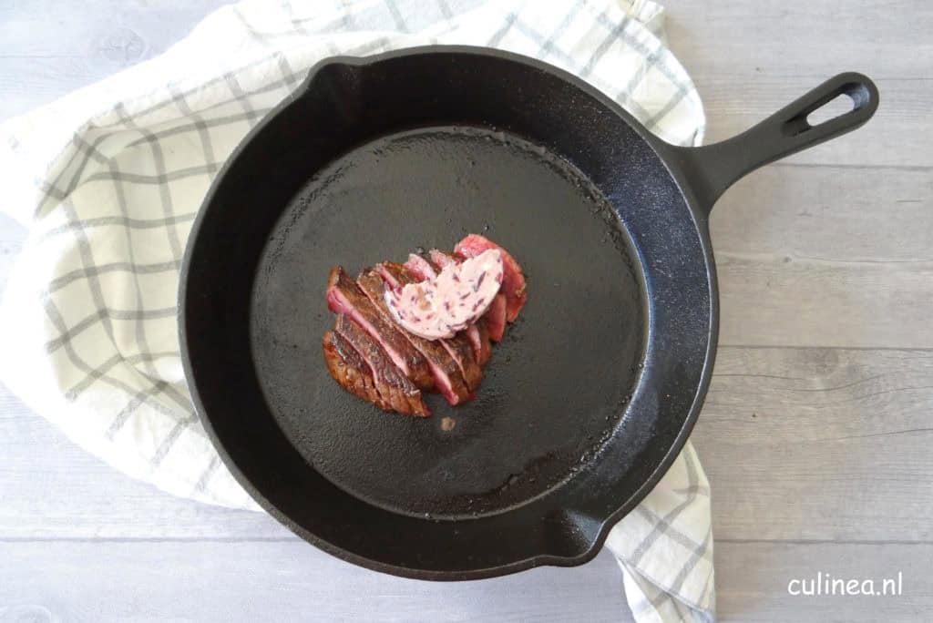 Een biefstuk in een pan