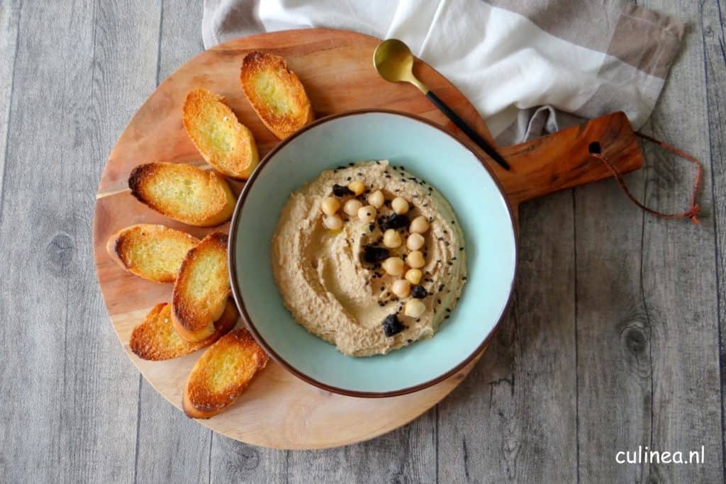 Hummus met zwarte knoflook