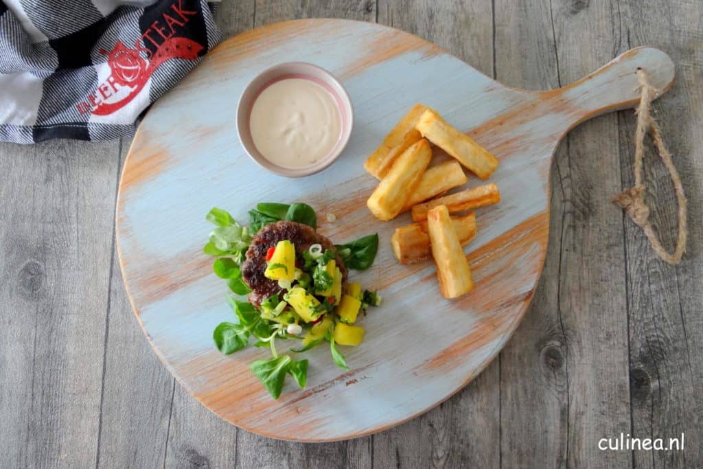 Jamaican hamburger met chipotlesaus