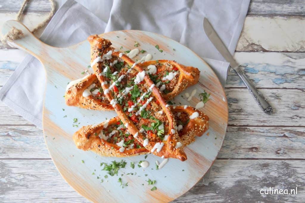 Turkse pide met lamsgehakt en fetasaus