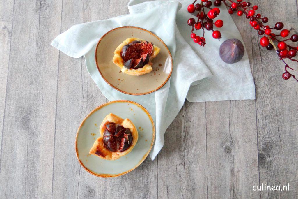 Hartige taartjes met blauwe kaas en verse vijg.