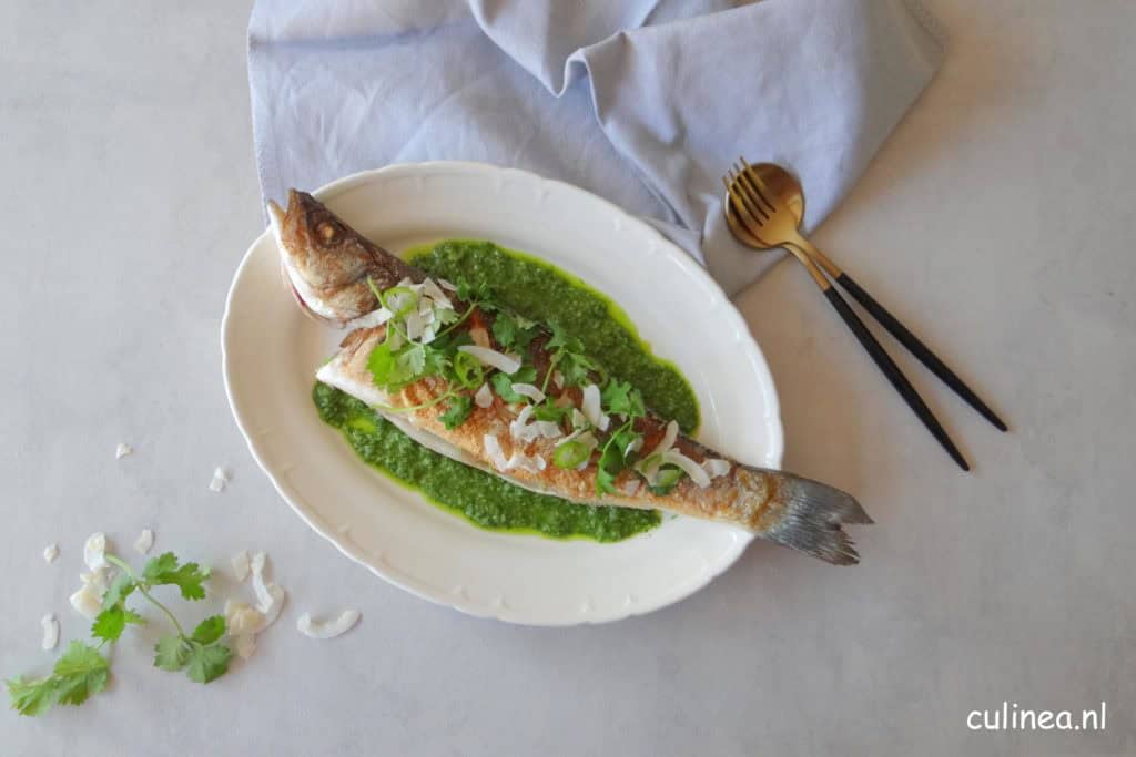 Hele zeebaars met groene kruidenchutney