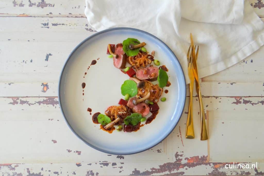 Lamsfilet met bhaji, biet en paddenstoeltjes