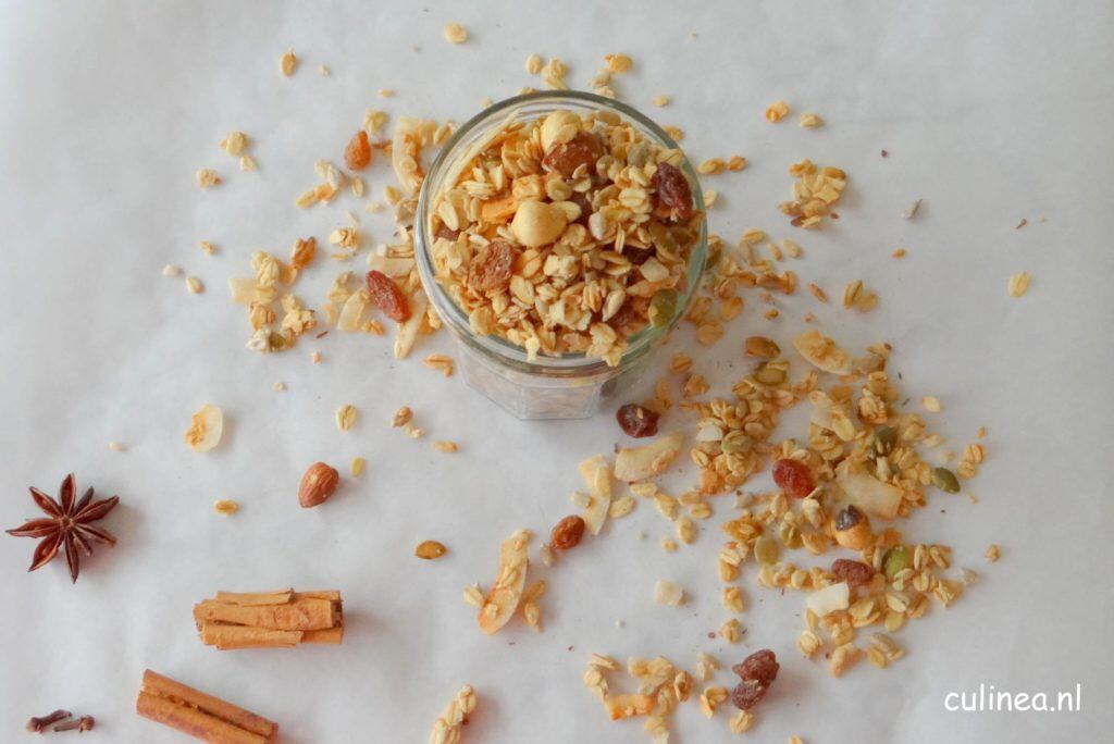 Zelfgemaakte granola met chai kruidenmix