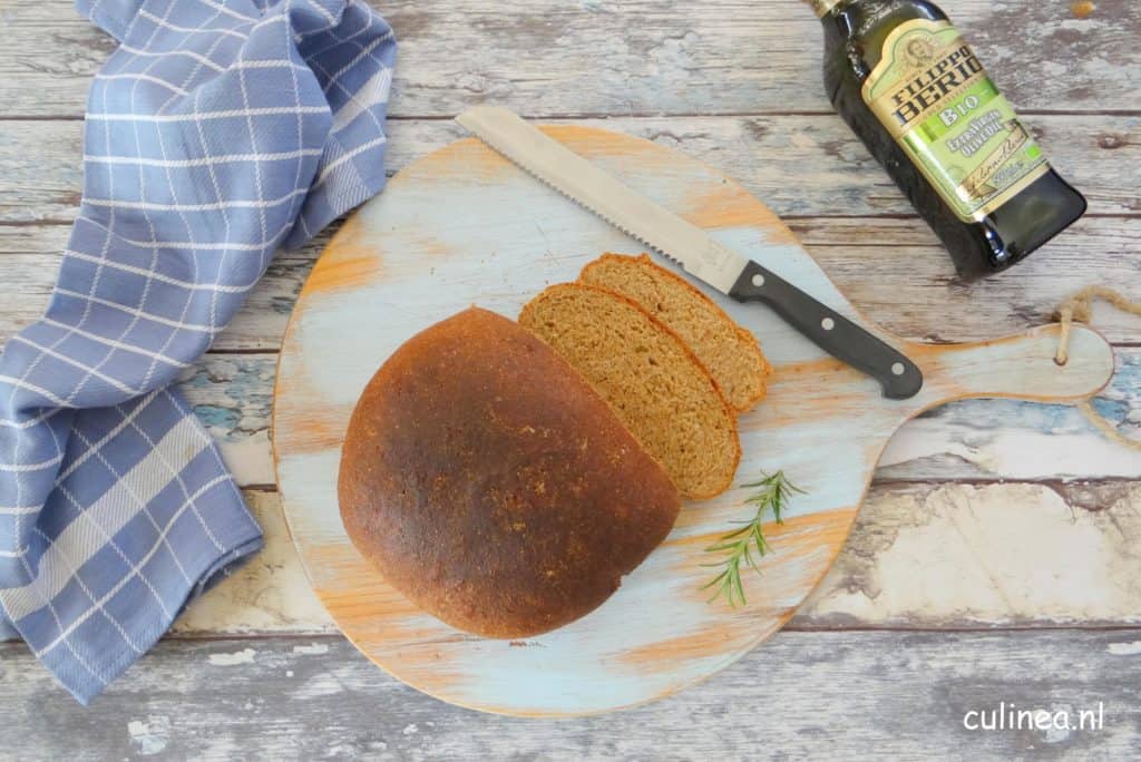 Brood met olijfolie en rozemarijn