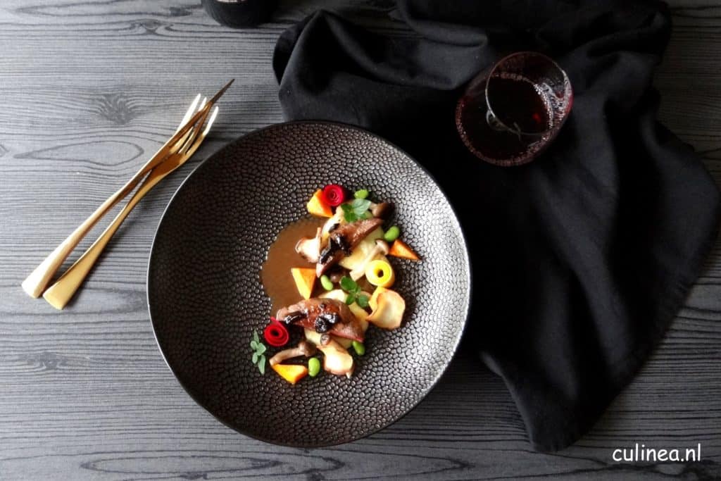 Duivenborst met zwarte knoflookjus