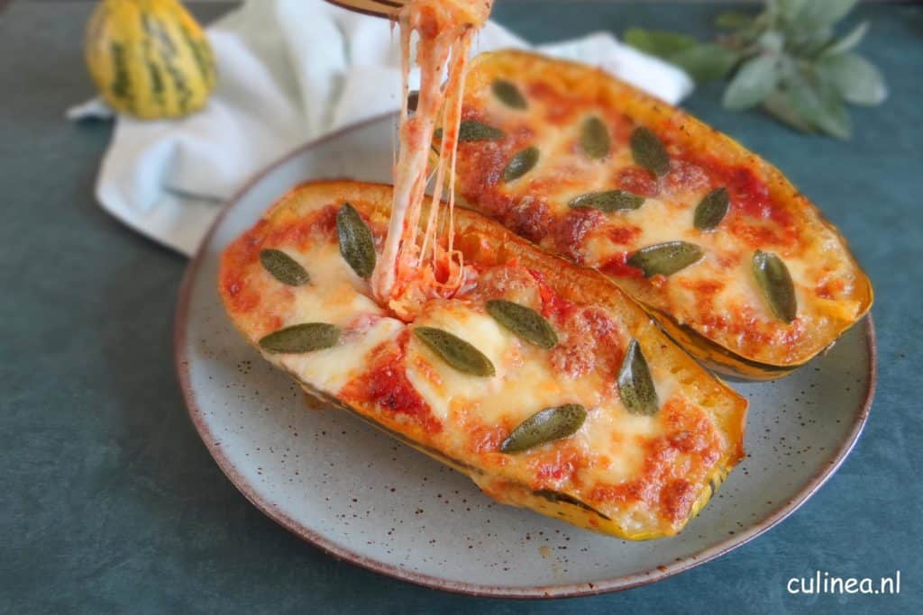 Gegratineerde spaghetti pompoen met tomatensaus