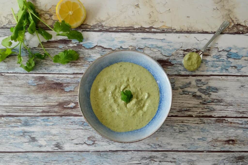 Groene kruiden tahinsaus