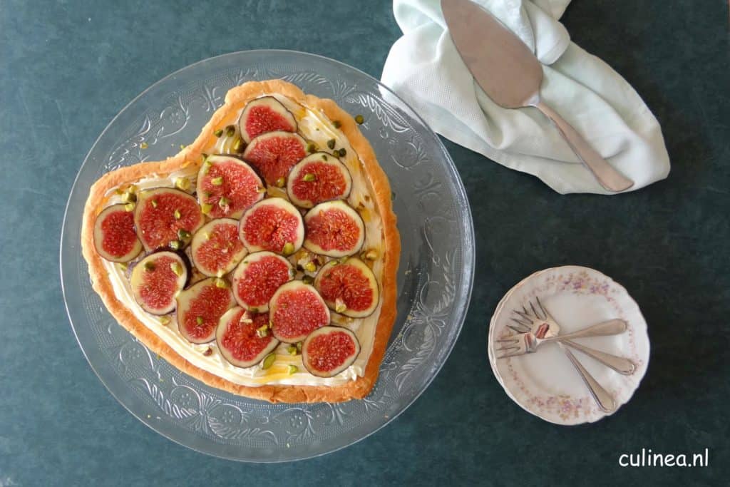 Hartvormige plaattaart met vijgen