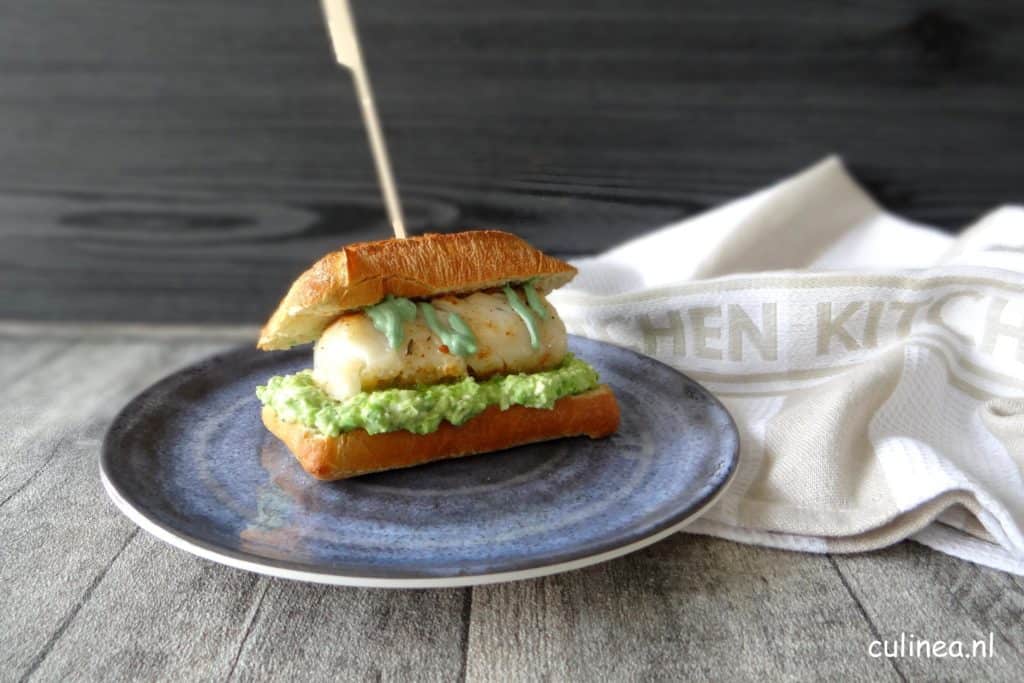 Kabeljauw burger met erwten spread