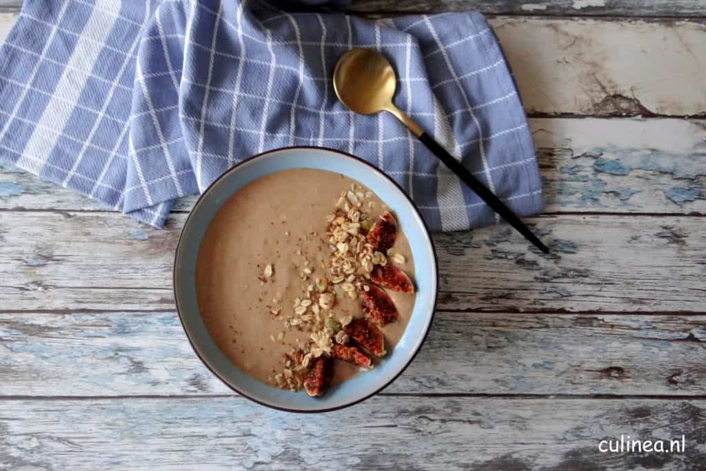 Koffie, banaan en cashew smoothiebowl