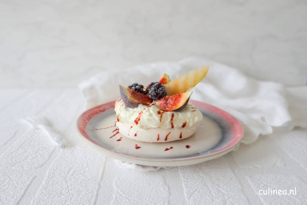 Mini pavlova's met herfstfruit