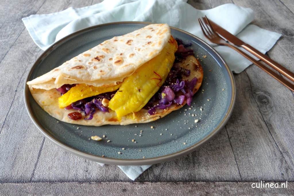 Piadine met saffraanvis en rode kool