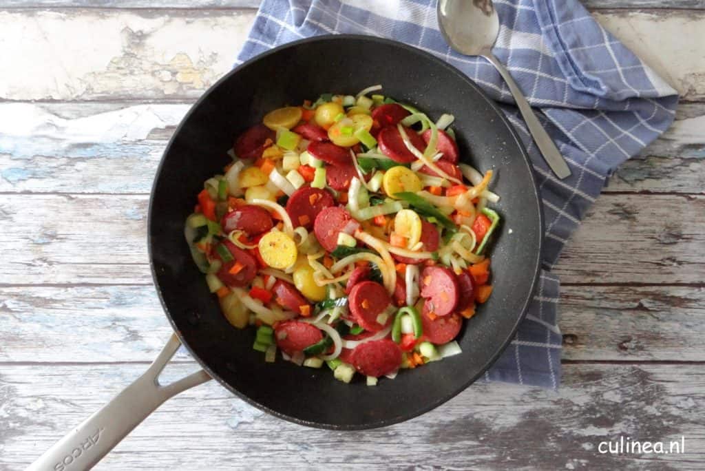 Roergebakken aardappeltjes, groente en sucuk