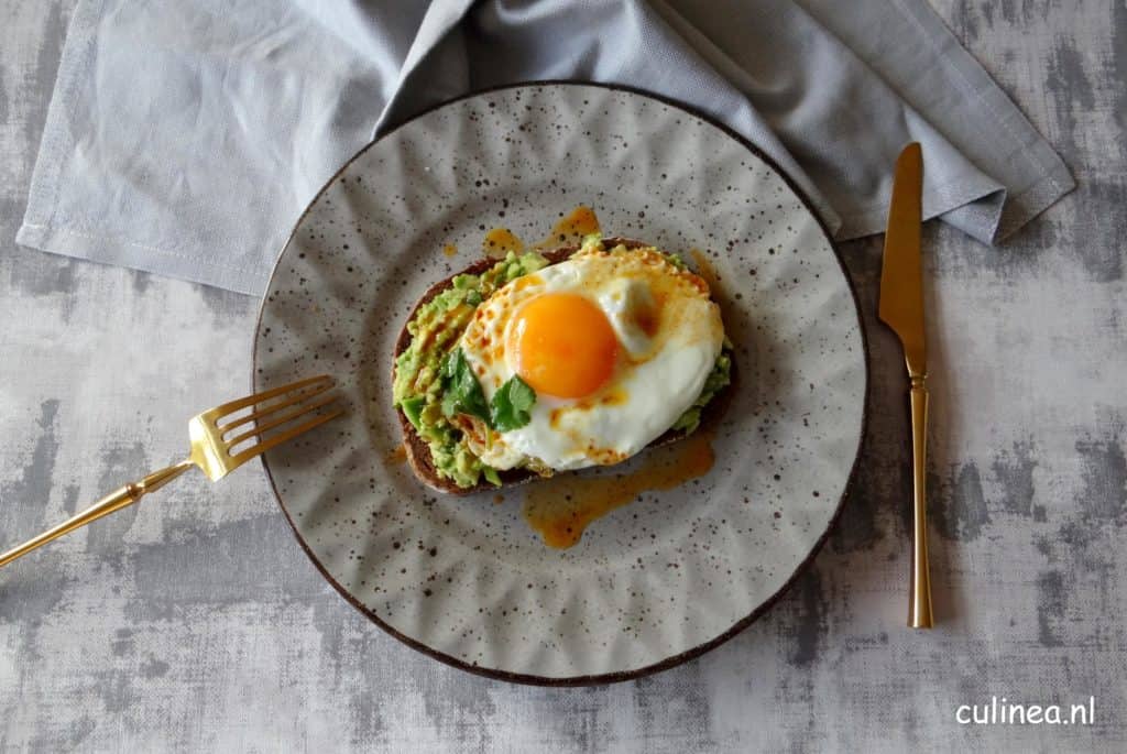 Toast met avocado, spiegelei en paprikaolie