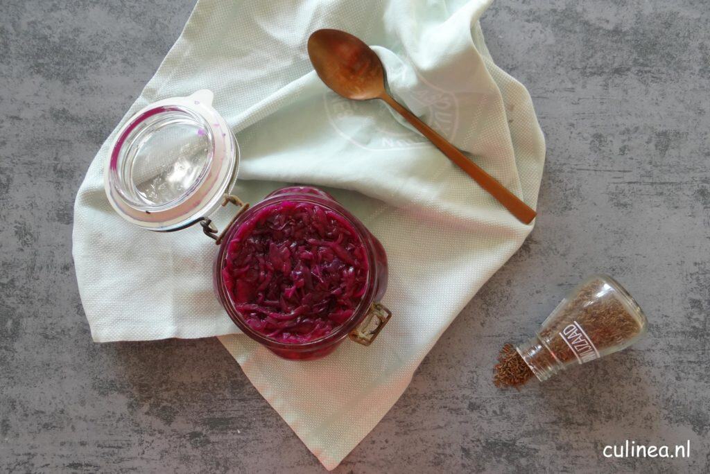 Zuurkool gemaakt van rode spitskool