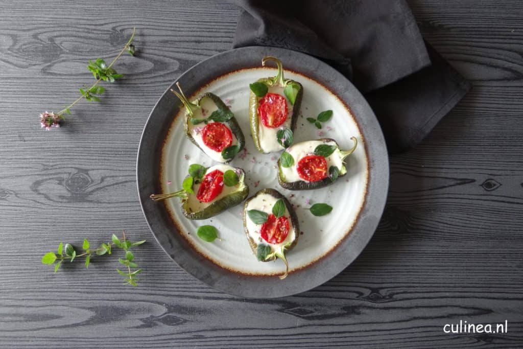 Geroosterde snackpaprika's met mozzarella
