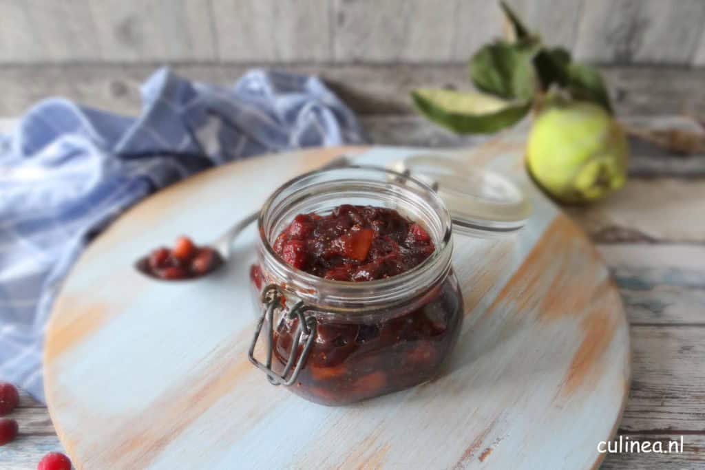 Kweepeer en cranberry chutney