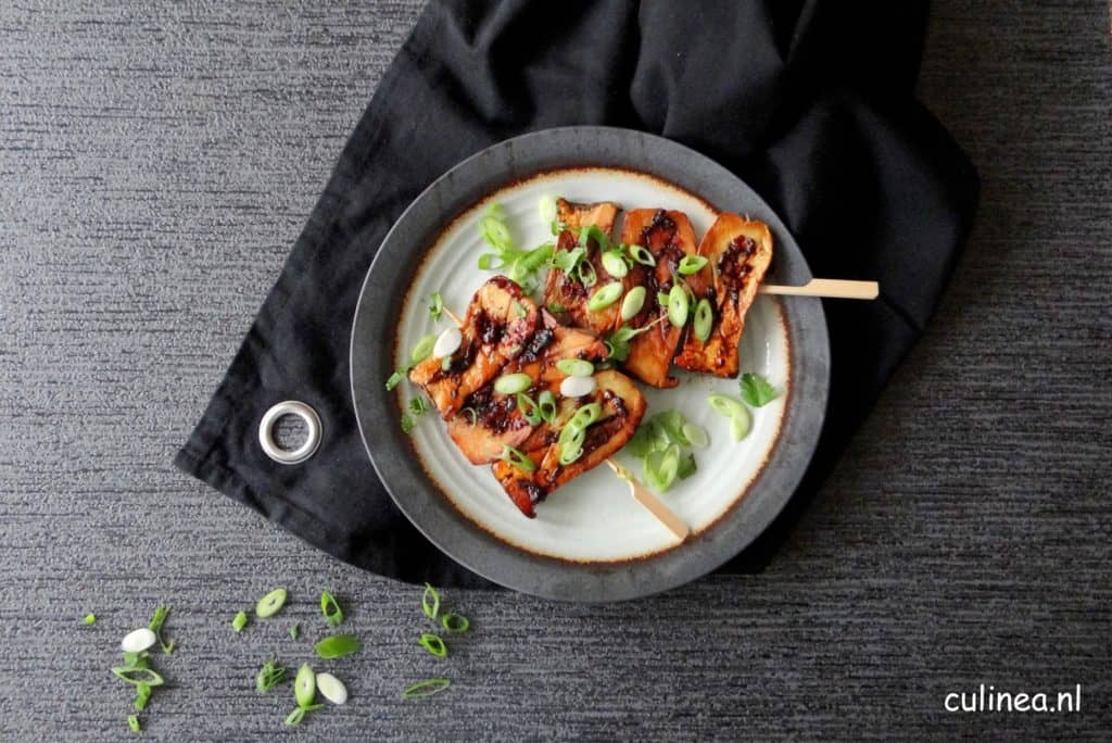 Paddenstoelspiesjes met zwarte bonensaus