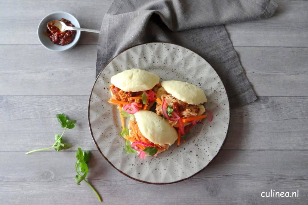 Steamed buns met pulled kip