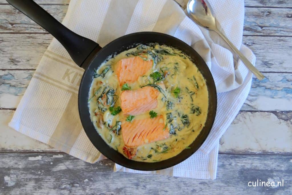 Zalm in een spinazie roomsaus