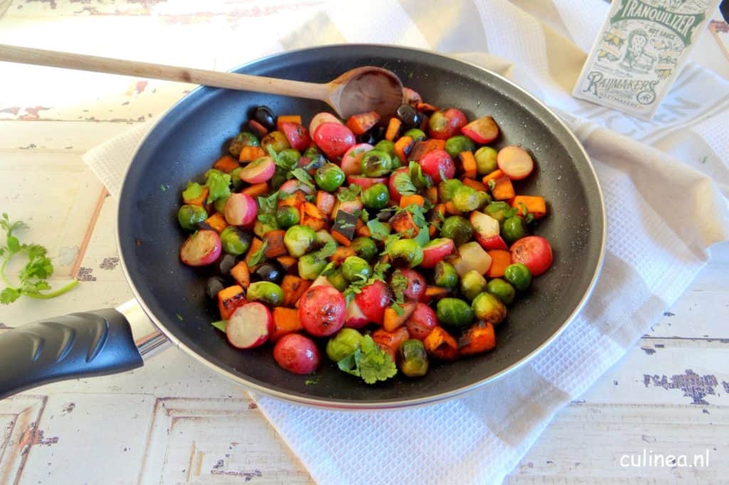 Zoete aardappelschotel met spruitjes