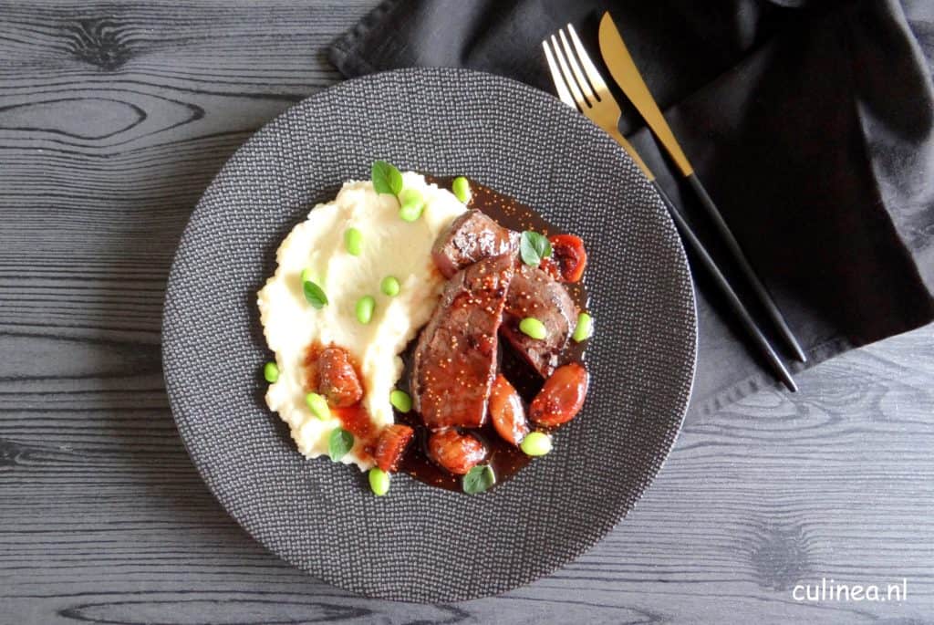 Hertenbiefstuk met vijgen portsaus. Een feestelijk gerecht wat het heel erg goed