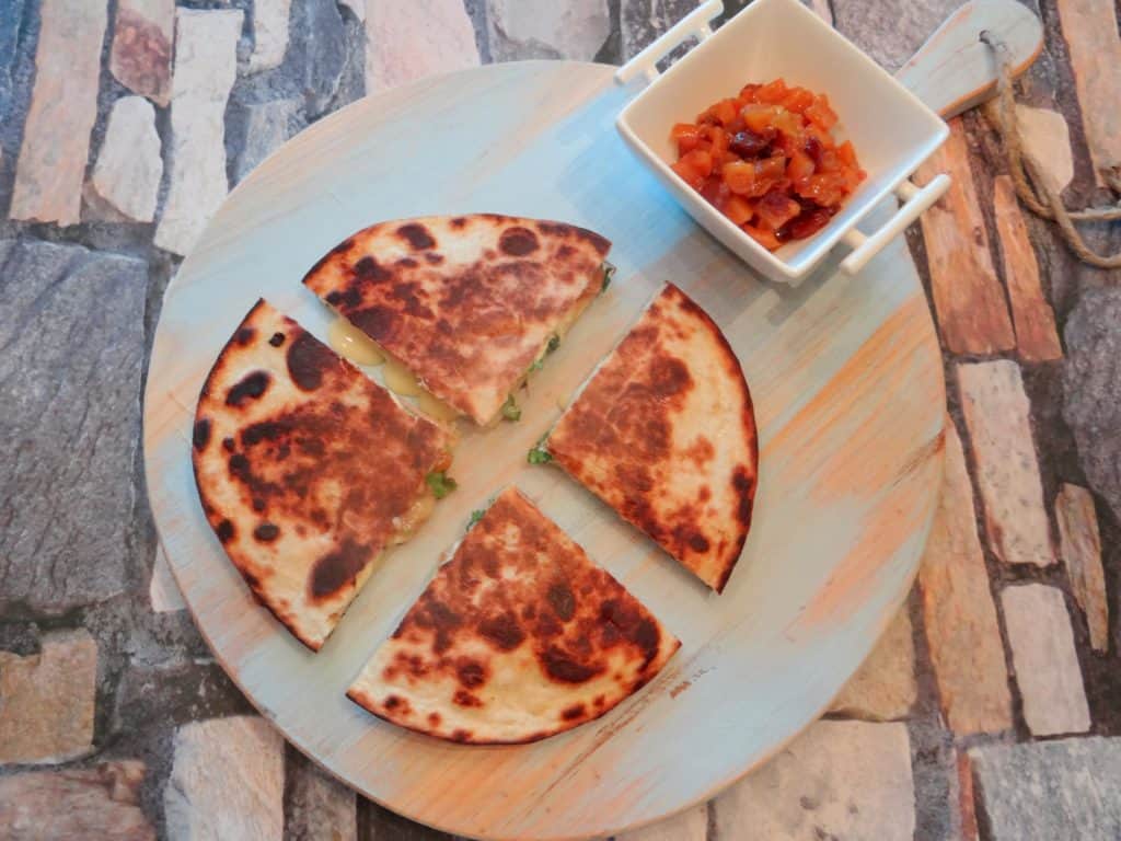 Quesadilla’s met kalkoen, camembert en mangochutney