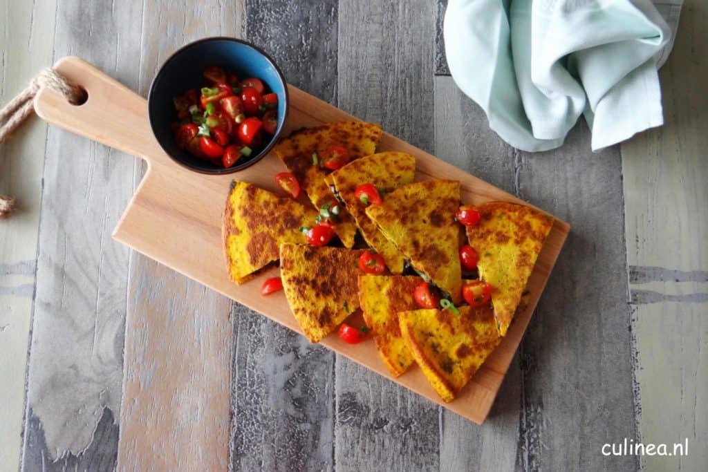 Quesadilla met zwarte bonen en zwarte kaas