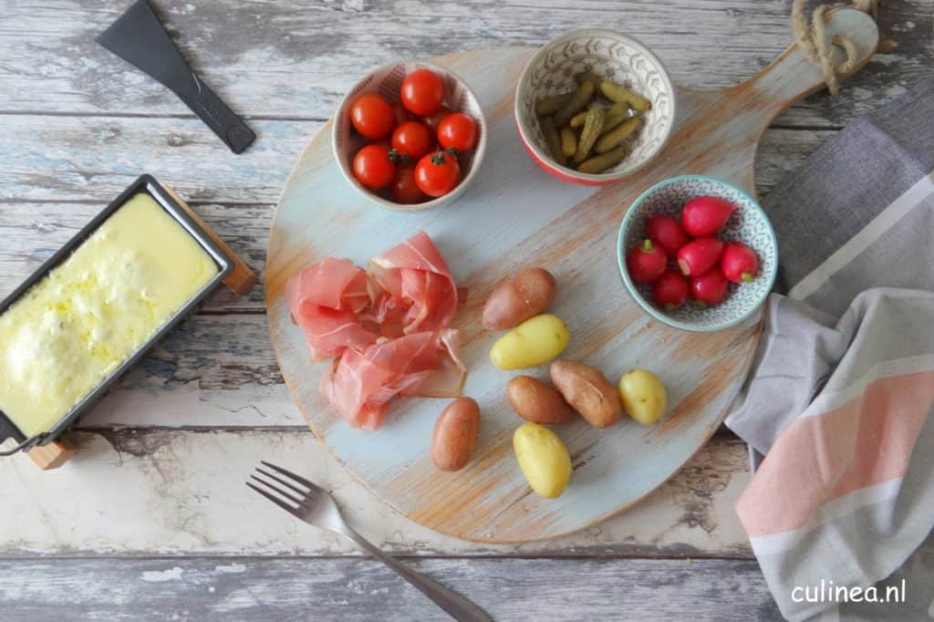 Raclette met aardappelen en rauwkost