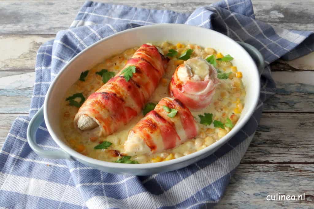 Kipfilet met banaan, spek en witte bonen