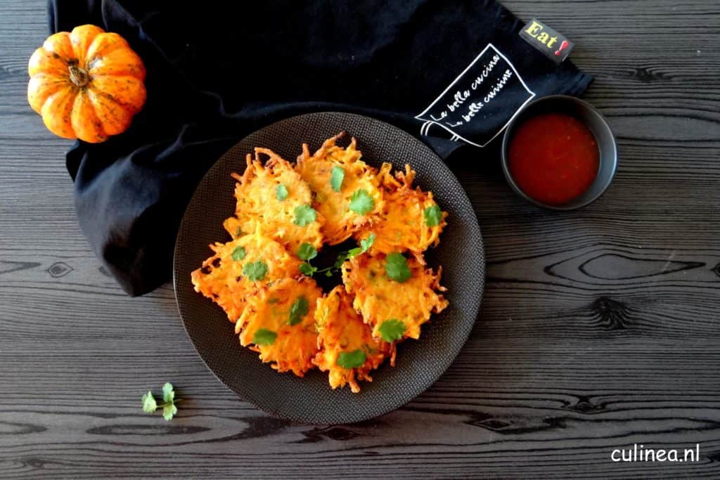 Kruidige pompoen fritters met chilisaus