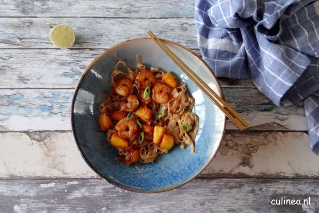 Noedels met garnalen en ananas