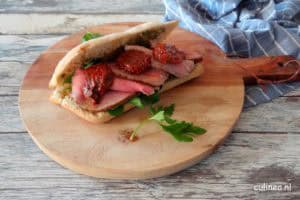 Rosbief sandwich met walnotenpesto
