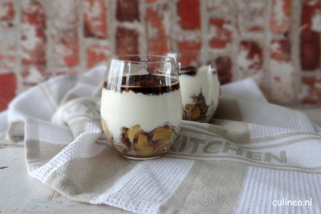 Yoghurt met karamel appelblokjes