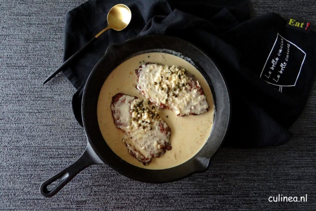 Biefstuk met zelfgemaakte pepersaus in een pan