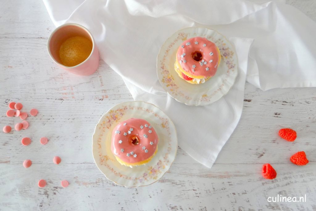 Donuts met slagroom en frambozen