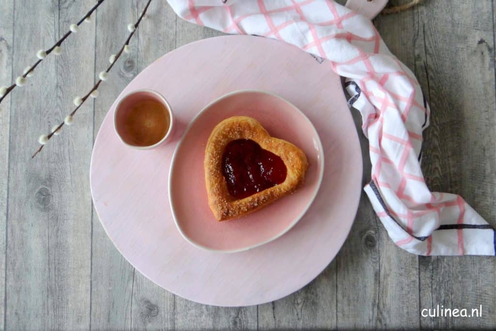 Hartvormige croissants met jam