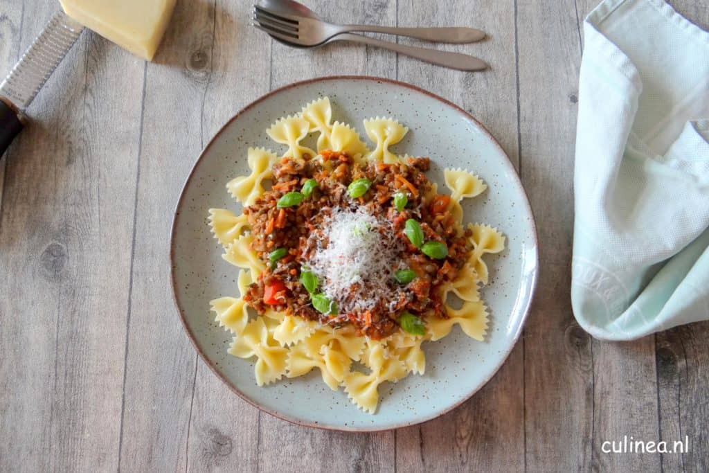 Linzen en paddenstoelen Bolognese saus