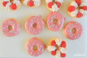 Donuts met slagroom en frambozen