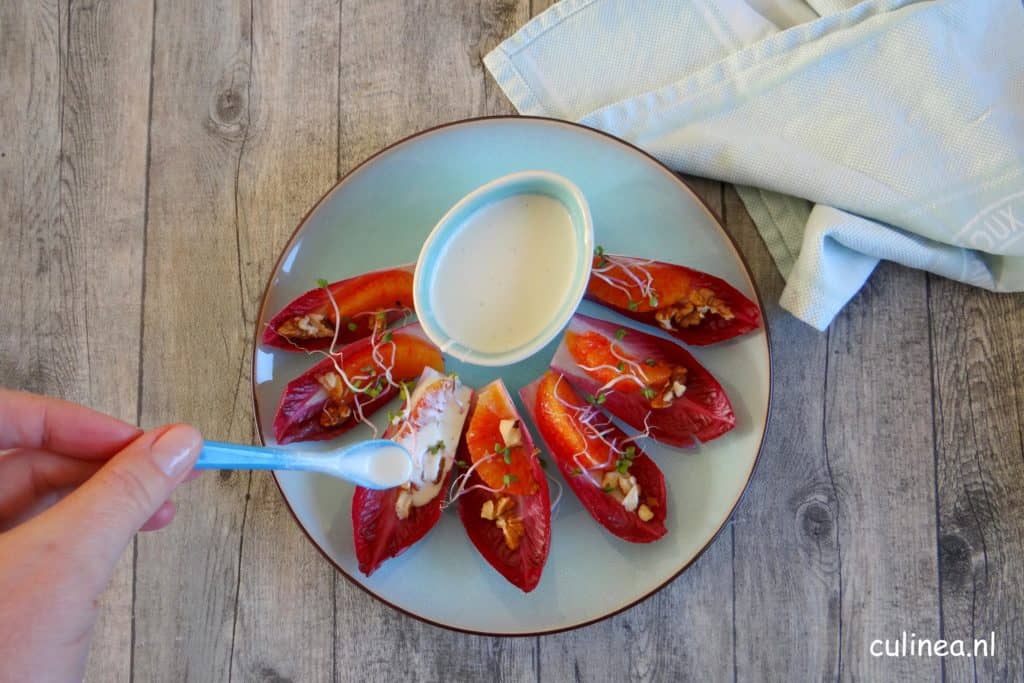 Roodlof en sinaasappel met blauwe kaasdip