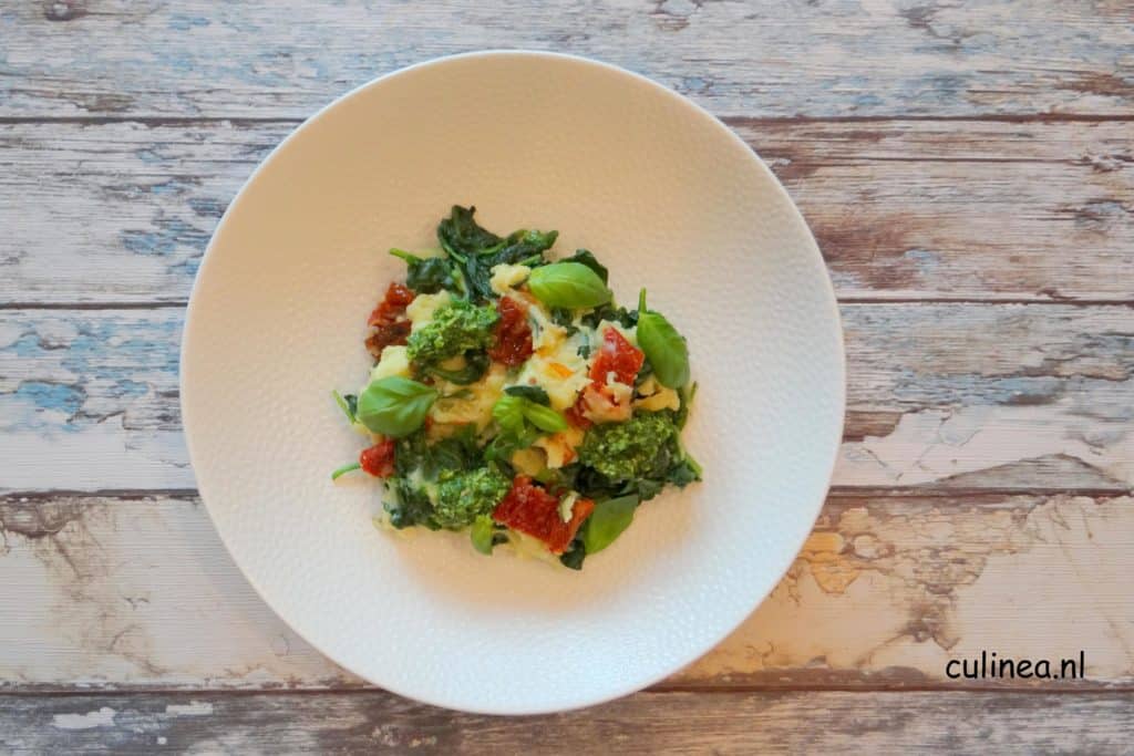 Spinaziestamppot met zongedroogde tomaten en pesto